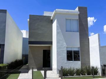 Casa de 3 habitaciones, Saltillo · Bonita Casa con Recamara en Planta Baja en Fracc. Privado Excelente Distribución