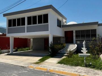 Casa · 488m² · 3 Recámaras · 2 Estacionamientos · Casa - Contry