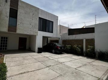 Casa · 246m² · 3 Recámaras · 4 Estacionamientos · Venta Casa en Corral de Barrancos Al Norte de La Ciudad Ce