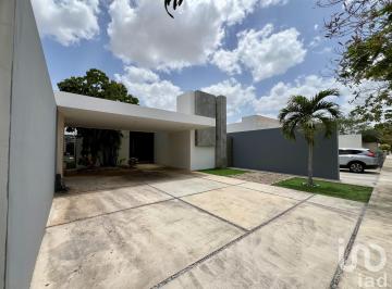 Casa · 285m² · 3 Recámaras · 4 Estacionamientos · Casa en Venta en Privada Arborea Conkal