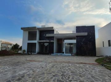 Casa · 1250m² · 3 Recámaras · 10 Estacionamientos · Casa en Venta