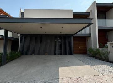 Casa · 270m² · 4 Recámaras · 3 Estacionamientos · Casa Nube en Altozano