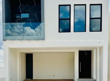 Casa · 290m² · 3 Recámaras · 2 Estacionamientos · Casa en Venta a Estrenar Fracc. Altozano$6,400,000.