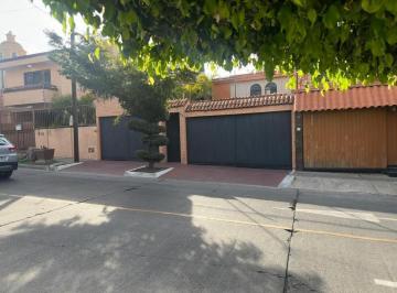 Casa · 300m² · 3 Recámaras · 5 Estacionamientos · Casa en Venta en Jardines Universidad en Zapopan