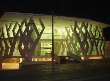 Edificio · 3515m² · 40 Estacionamientos · Edificio Comercial en Av La Luna