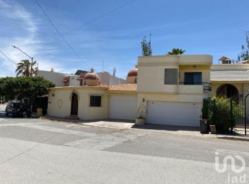 Casa · 317m² · 3 Recámaras · 2 Estacionamientos · Casa en Venta en El Campanario