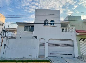 Casa · 250m² · 3 Recámaras · 2 Estacionamientos · Casa en Venta y Renta en Colonia Petrolera, Coatzacoalcos, Veracruz