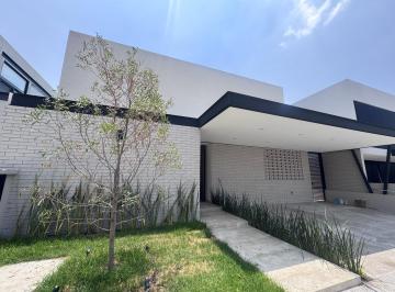 Casa · 338m² · 4 Recámaras · Venta de Casa - Campanario