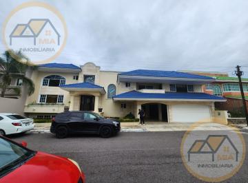 Casa · 600m² · 4 Recámaras · 5 Estacionamientos · Residencia en Venta en Frac. Costa de Oro