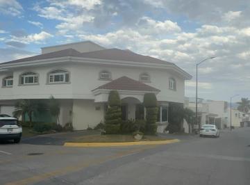 Casa · 547m² · 4 Recámaras · 4 Estacionamientos · Casa en Venta en Jardines del Campestre 4 Habitaciones con Baño, Cerca de Plaza Mayor