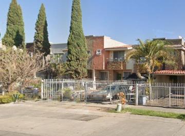 Casa de 3 habitaciones, Zapopan · Casa en Real del Bosque en Remate