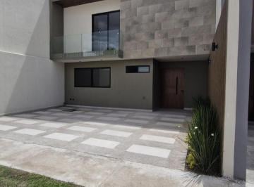 Casa · 260m² · 4 Recámaras · 2 Estacionamientos · Casa con Recámara en Planta Baja y Roof Top en San Angel V en Slp