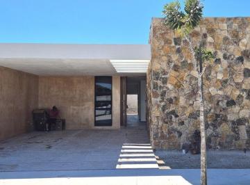 Casa · 230m² · 3 Recámaras · 2 Estacionamientos · | Hermosa Casa de Una Planta, en Venta. |