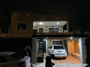 Casa · 1m² · 3 Recámaras · 2 Estacionamientos · | Bonita Casa Amueblada en La Playa, en Renta. |