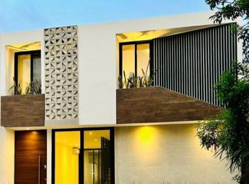 Casa · 216m² · 4 Recámaras · 2 Estacionamientos · | Casa de Lujo, en Venta. |