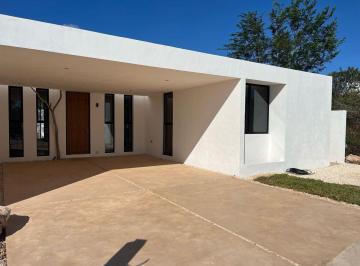 Casa · 2 Recámaras · 2 Estacionamientos · | Preciosa Casa de Una Planta, en Renta. |