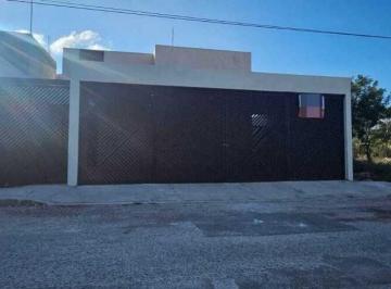 Casa · 342m² · 4 Recámaras · 3 Estacionamientos · | Amplia Casa Amueblada, en Renta. |