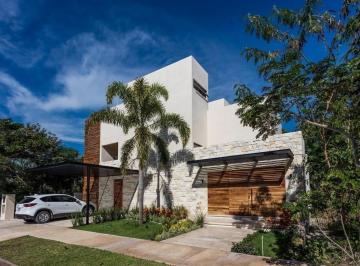 Casa · 1m² · 3 Recámaras · 2 Estacionamientos · | Amplia Casa Residencial Amueblada, en Renta. |