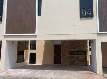 Casa · 1m² · 2 Recámaras · 2 Estacionamientos · | Amplio Townhouse Amueblado, en Renta. |