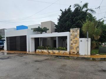Casa · 205m² · 3 Recámaras · 2 Estacionamientos · | Preciosa Casa en Sodzil Norte |
