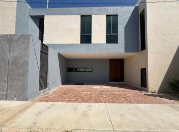 Casa · 161m² · 3 Recámaras · 2 Estacionamientos · | Hermosa Casa de 3 Recámaras + Cuarto de Servicio en La Col. México Oriente |