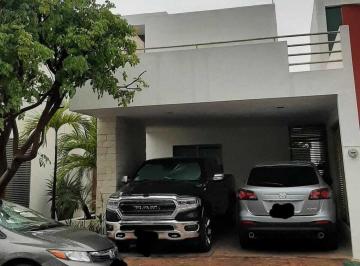 Casa · 229m² · 3 Recámaras · 2 Estacionamientos · | Hermosa Casa Amueblada, en Renta. |