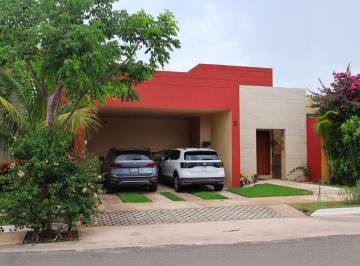 Casa · 280m² · 3 Recámaras · 2 Estacionamientos · | Impecable Casa de Una Sola Planta en Venta.|