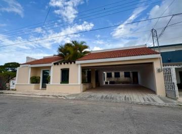 Casa · 495m² · 7 Recámaras · 4 Estacionamientos · | Casa Acogedora y Cómoda en Campestre |