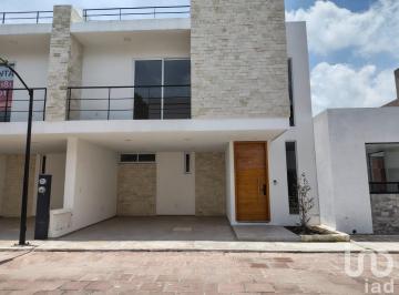 Casa · 220m² · 3 Recámaras · 2 Estacionamientos · Casa en Venta en Momoxpan, San Pedro Cholula, Puebla (Udlap Explanada)