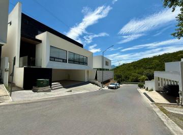 Casa · 512m² · 3 Recámaras · 4 Estacionamientos · Casa en Venta en Jardines de Valle Alto Carretera Nacional Monterrey