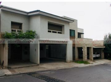 Casa · 376m² · 3 Recámaras · 2 Estacionamientos · Casa en Venta en Monterrey