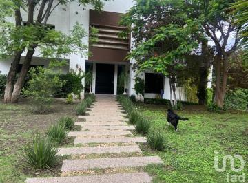 Casa · 1100m² · 5 Recámaras · 5 Estacionamientos · Casa en Venta Colinas de Bosque, Corregidora Queretaro