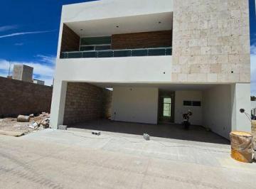 Casa · 288m² · 4 Recámaras · 2 Estacionamientos · Hermosa Casa en Venta en Excelente Ubicación