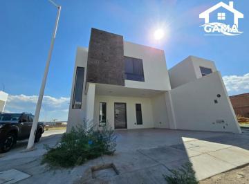 Casa · 3 Recámaras · 2 Estacionamientos · Hermosa Casa Ubicada en Zona de Alta Plusvalía