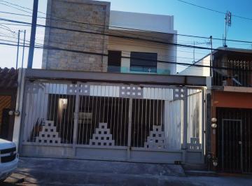 Casa · 4 Recámaras · 2 Estacionamientos · Casa - La Fama