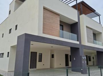 Casa · 209m² · 3 Recámaras · 2 Estacionamientos · Hermosa Casa de 3 Niveles en Dominio Cumbres