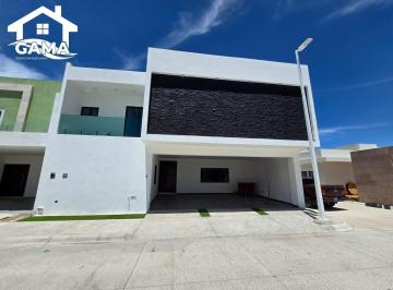 Casa · 4 Recámaras · 3 Estacionamientos · Casa - Victoria de Durango Centro