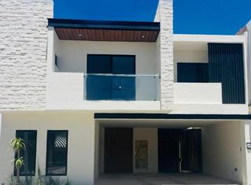 Casa · 4 Recámaras · 2 Estacionamientos · Residencia en Zona De!alta Plusvalía!