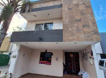 Casa · 3 Recámaras · 2 Estacionamientos · Casa - Villas de La Hacienda