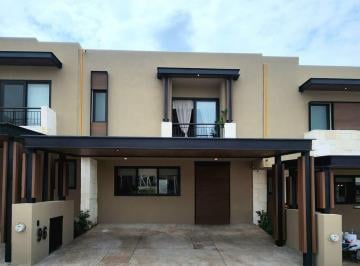 Casa · 174m² · 3 Recámaras · 2 Estacionamientos · Casa en Venta, Zona Campanario, Queretaro
