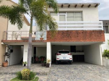 Casa · 345m² · 3 Recámaras · 2 Estacionamientos · Casa - Fraccionamiento Hacienda del Rul