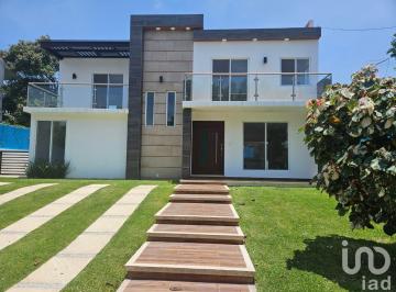 Casa · 389m² · 5 Recámaras · 2 Estacionamientos · Casa en Venta en Lomas de Cocoyoc