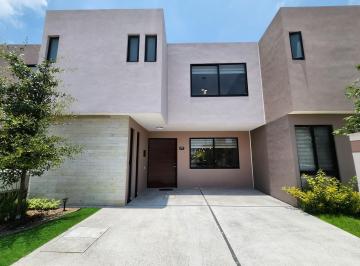 Casa · 171m² · 4 Recámaras · 2 Estacionamientos · Casa en Venta, en Zona Campanario, Queretaro