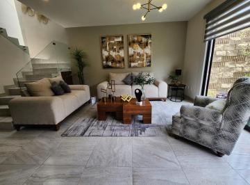 Casa · 151m² · 3 Recámaras · 2 Estacionamientos · Casa en Venta, en Zona Campanario, Queretaro