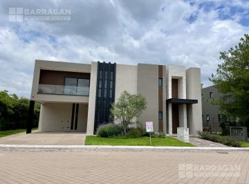 Casa · 568m² · 4 Estacionamientos · Casa Nueva en Venta en El Campanario