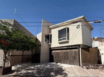 Casa · 308m² · 4 Recámaras · 8 Estacionamientos · Casa en Venta en La Fuente, Torreón Coahuila.