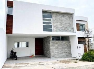 Casa · 215m² · 3 Recámaras · 2 Estacionamientos · Venta Casa en Loretta I Al Norponiente de La Ciuad Ga