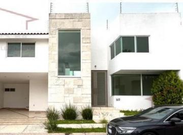 Casa · 340m² · 3 Recámaras · 2 Estacionamientos · Cañada del Refugio Norte