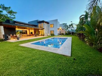 Casa · 832m² · 4 Recámaras · 6 Estacionamientos · Casa en Venta de Lujo en Nortemérida - (4)