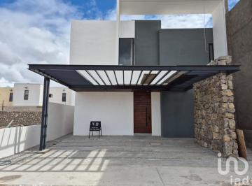 Casa · 290m² · 4 Recámaras · 2 Estacionamientos · Casa en Venta en El Fraccionamiento Rincones de Antioquia
